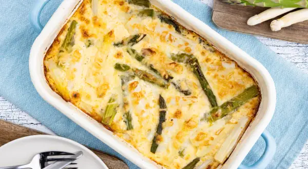 Ein goldbrauner, vegetarischer Spargelauflauf mit cremiger Sauce und überbackenem Käse, bereit zum Servieren.
