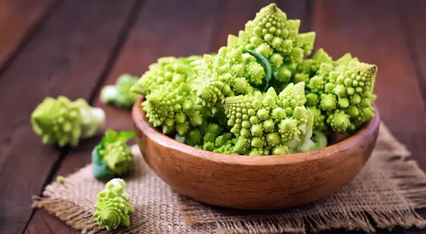 Frischer Romanesco in einer Holzschale, bereit für ein köstliches Romanesco-Rezept.