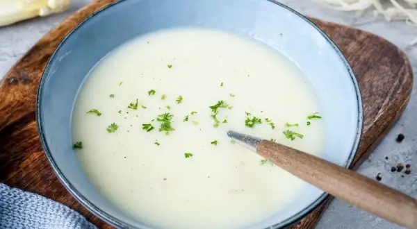 Cremige Spargelsuppe, ein köstliches Spargelcremesuppe Rezept aus Schalen, garniert mit Petersilie.