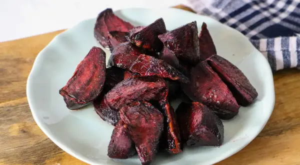 Gegarte rote Bete im Backofen, auf einem Teller angerichtet. Die Stücke sind saftig und haben eine intensive Farbe.
