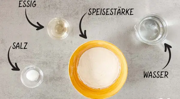 Zutaten für selbstgemachten Kleber: Speisestärke, Wasser, Essig und Salz.