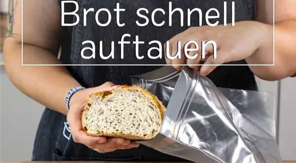 Eine Person hält ein Stück Brot und eine Gefriertüte, um das Brot aufzutauen.