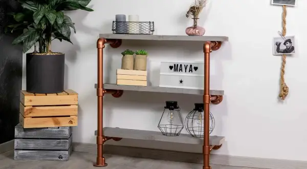 DIY-Regal aus Kupferrohren und Holzbrettern mit Deko.