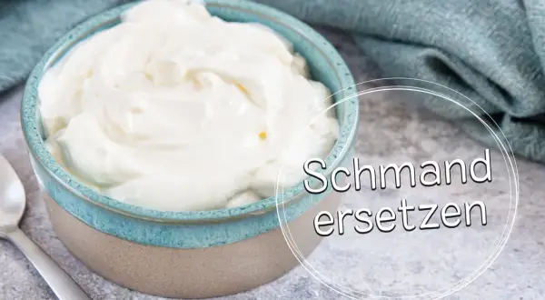 Cremige saure Sahne in einer Schüssel, eine gute Alternative, wenn man Schmand ersetzen möchte.