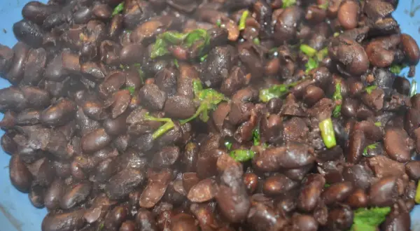 Ein köstliches schwarze bohnen rezept mexikanisch, dampfend und mit frischen Kräutern verfeinert. Perfekt für Burritos oder als Beilage.