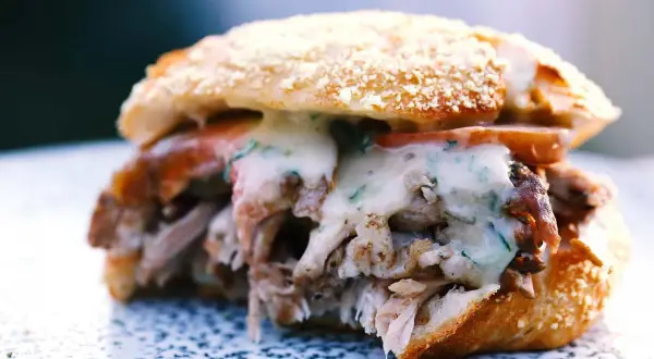 Saftiges, pulled pork vegetarisch im Brötchen, überbacken mit Käse und Kräutern. Ein Genuss für alle Sinne!