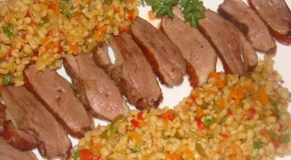 Gegrillte Entenbrust mit einem gesunden Graupen-Gemüse-Salat. Die Graupen sind mit Karotten, Paprika und Kräutern verfeinert.