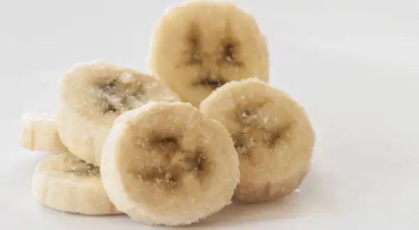 Gefrorene Bananenscheiben, bereit für Smoothies. Bananen einfrieren wie lange? Bis zu 6 Monate haltbar.