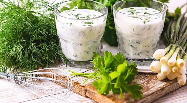 Erfrischender Ayran mit Dill und Petersilie, perfekt für ein einfaches Ayran Rezept. Dazu frische Frühlingszwiebeln.