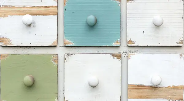 Sechs Schubladenfronten in Pastelltönen mit abgeplatzter Farbe und Holzkörnern. Perfekt, um zu zeigen, wie man kreidefarbe selbst herstellen kann.