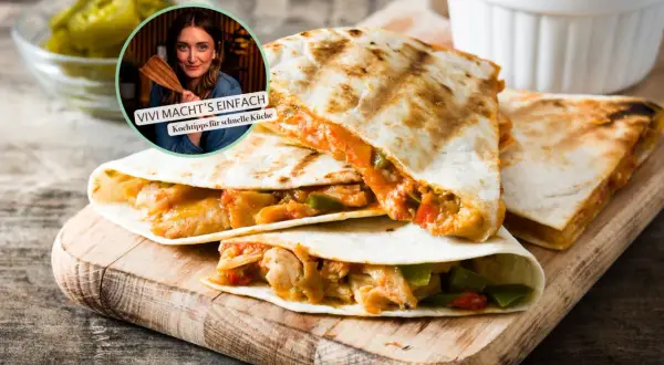 Gefüllte Quesadillas auf Holzbrett, dazu Salsa und Jalapeños. Perfekt für eine gesunde Brotzeit mit Vivi's Kochtipps.
