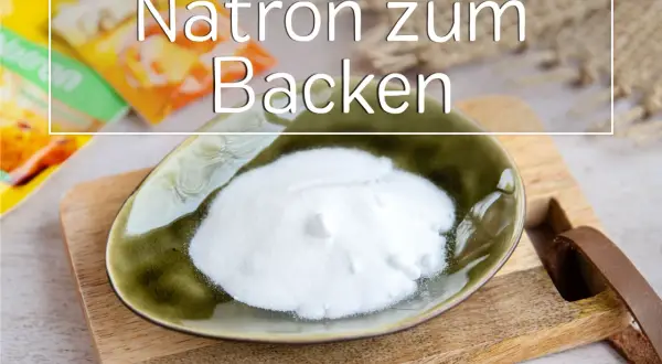 Eine Schale mit Natron als Backpulver, bereit für leckere Backkreationen.