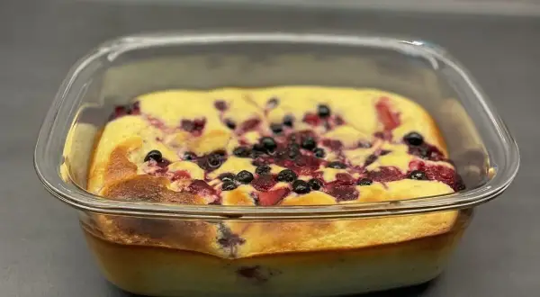 Frisch gebackener Auflauf mit Aronia und Beeren, ein köstliches Beispiel für Aronia Rezepte.