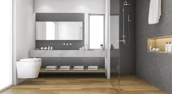 Modernes bad ohne fliesen mit Holzboden, freistehender Toilette und Dusche.