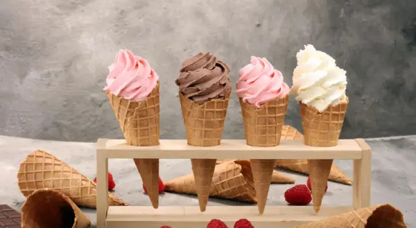 Vier leckere Softeis-Sorten in Waffeln: Erdbeer, Schoko und Vanille. Perfekt zum Softeis selber machen!