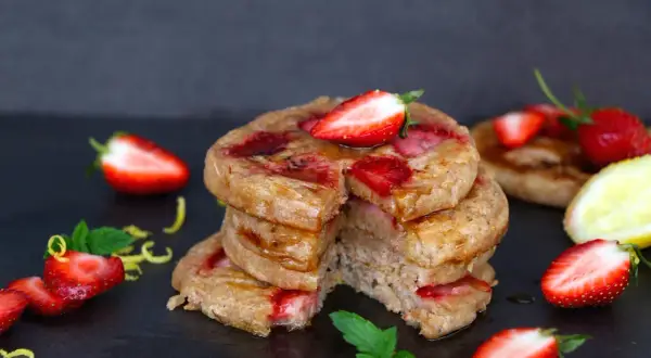Leckere Pfannkuchen-Türmchen mit frischen Erdbeeren und Minze. Perfekt für gesunde clean eating rezepte.