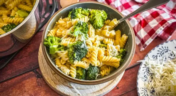 Herzhafte Fusilli mit cremigem Brokkoli und Parmesan. Eine köstliche Brokkoli Bolognese für jeden Tag.
