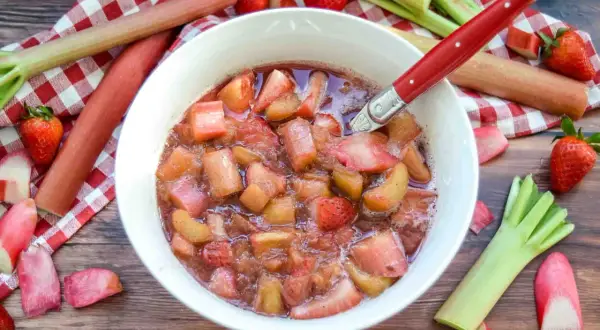 Frisches Rhabarberkompott mit Erdbeeren, das zeigt, wie lange man Rhabarberkompott kochen muss, bis es die perfekte Konsistenz hat.