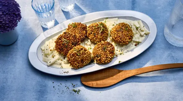 Knusprige buchweizen frikadellen auf cremigem Püree, garniert mit frischen Kräutern. Ein köstliches Gericht, das Lust auf mehr macht.