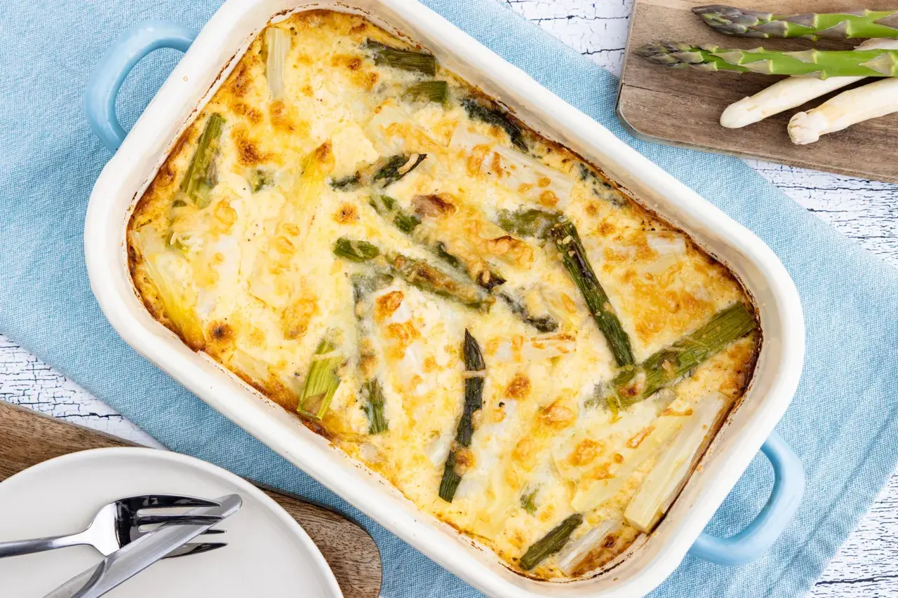 Ein goldbrauner, vegetarischer Spargelauflauf mit cremiger Sauce und überbackenem Käse, bereit zum Servieren.
