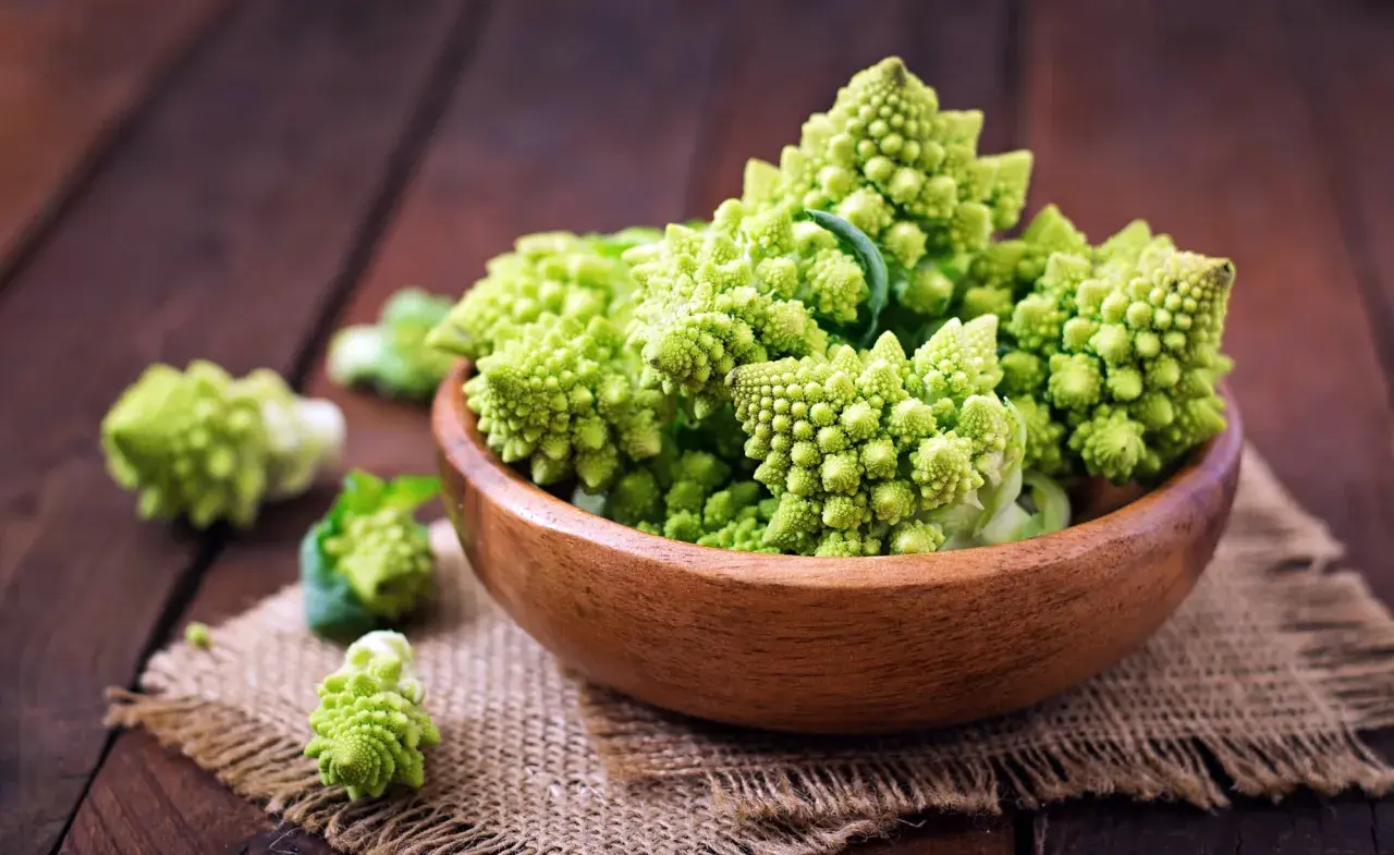 Frischer Romanesco in einer Holzschale, bereit für ein köstliches Romanesco-Rezept.
