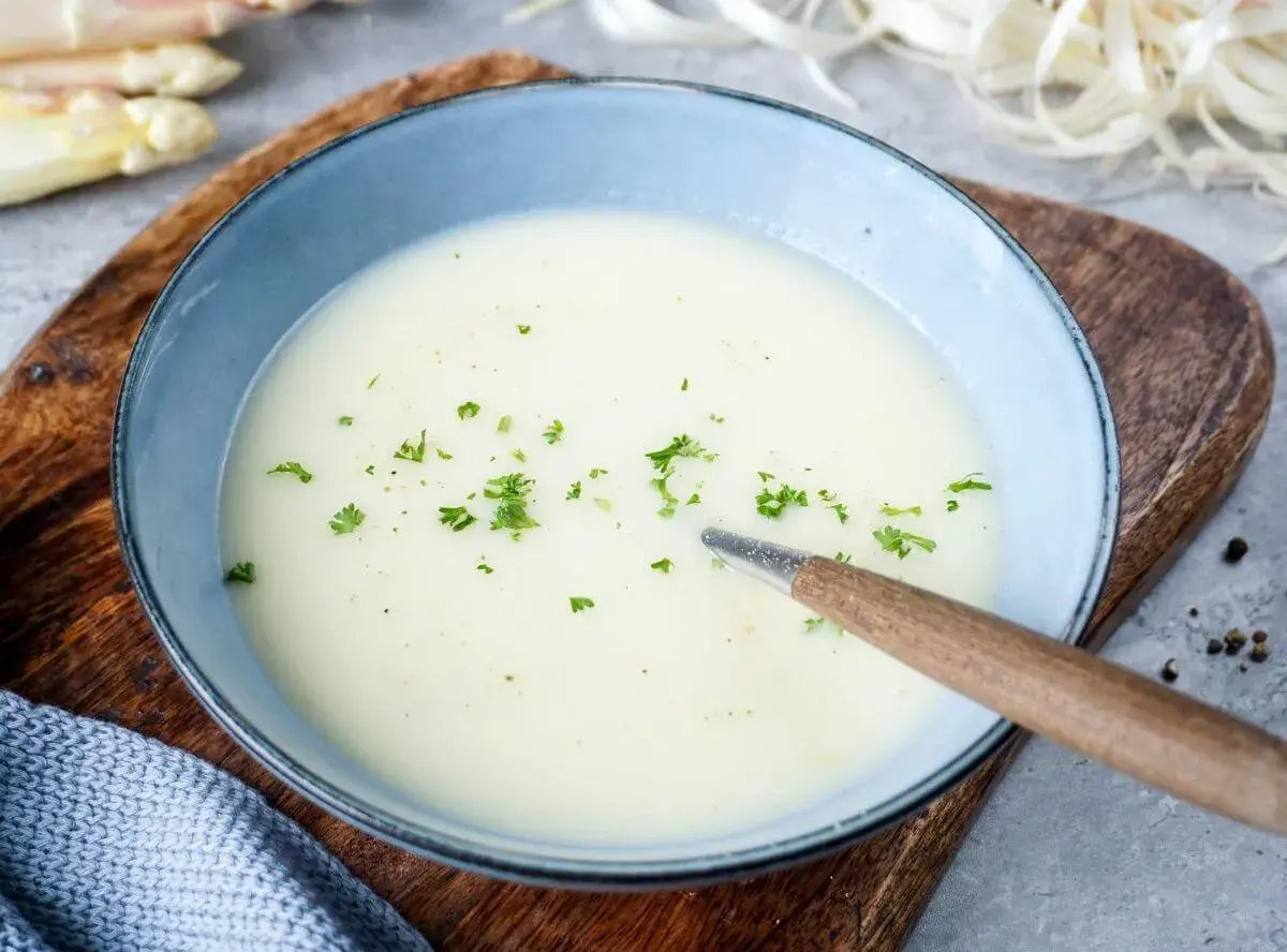 Cremige Spargelsuppe, ein köstliches Spargelcremesuppe Rezept aus Schalen, garniert mit Petersilie.