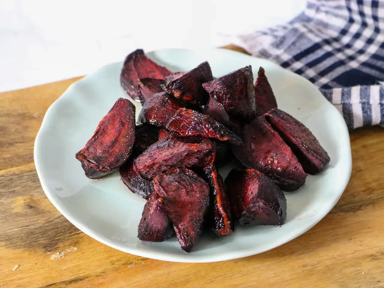 Gegarte rote Bete im Backofen, auf einem Teller angerichtet. Die Stücke sind saftig und haben eine intensive Farbe.