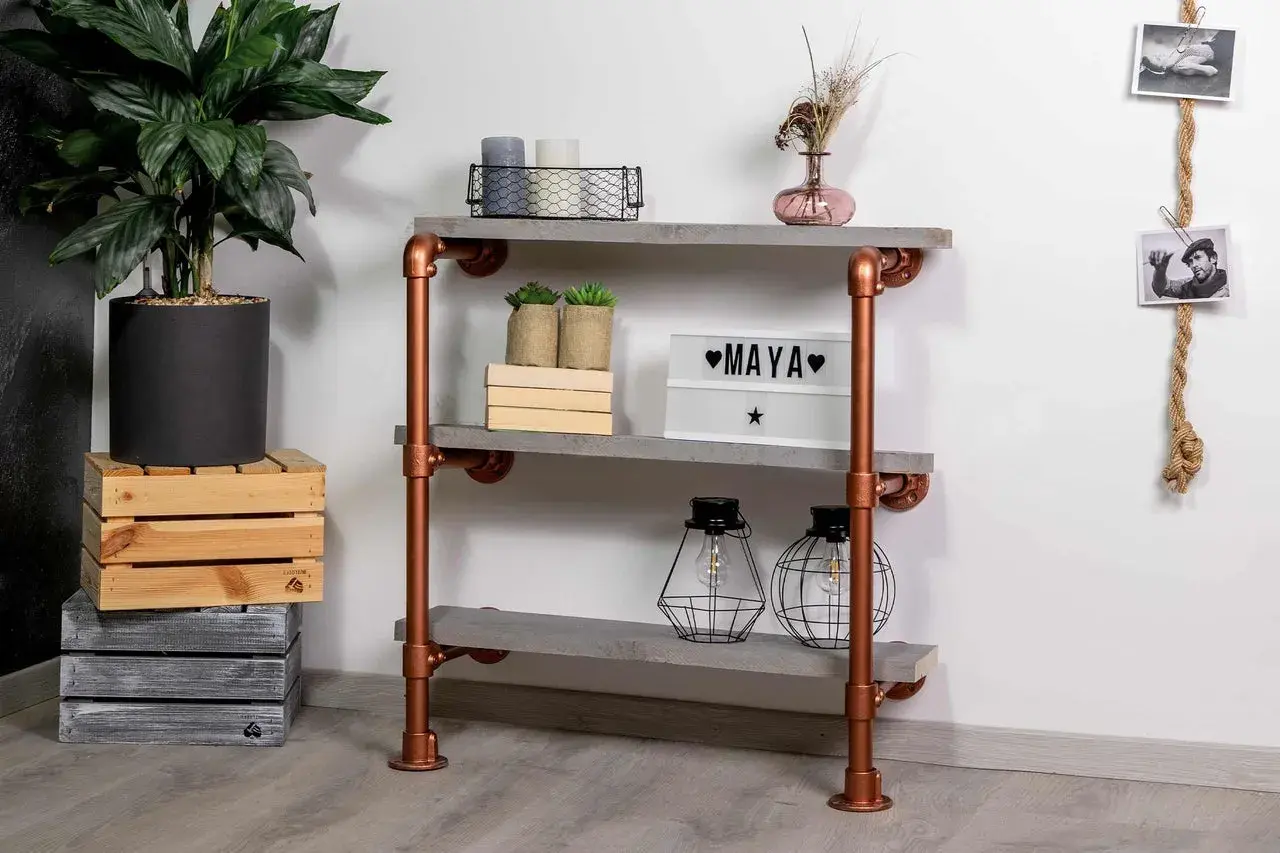 DIY-Regal aus Kupferrohren und Holzbrettern mit Deko.