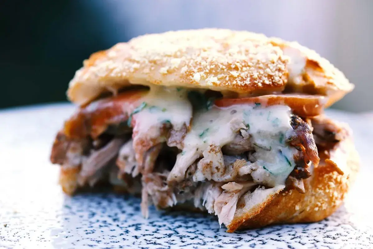 Saftiges, pulled pork vegetarisch im Brötchen, überbacken mit Käse und Kräutern. Ein Genuss für alle Sinne!
