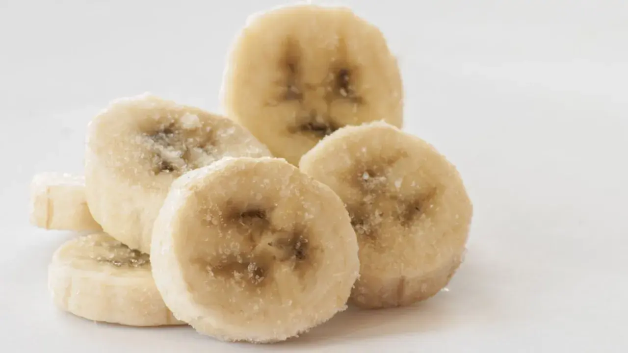 Gefrorene Bananenscheiben, bereit für Smoothies. Bananen einfrieren wie lange? Bis zu 6 Monate haltbar.