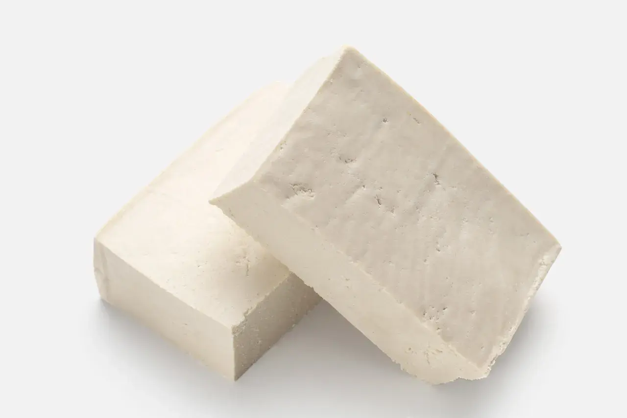 Zwei Blöcke hellbeiger Tofus liegen nebeneinander. Ist Tofu gesund? Ja, eine tolle pflanzliche Proteinquelle!