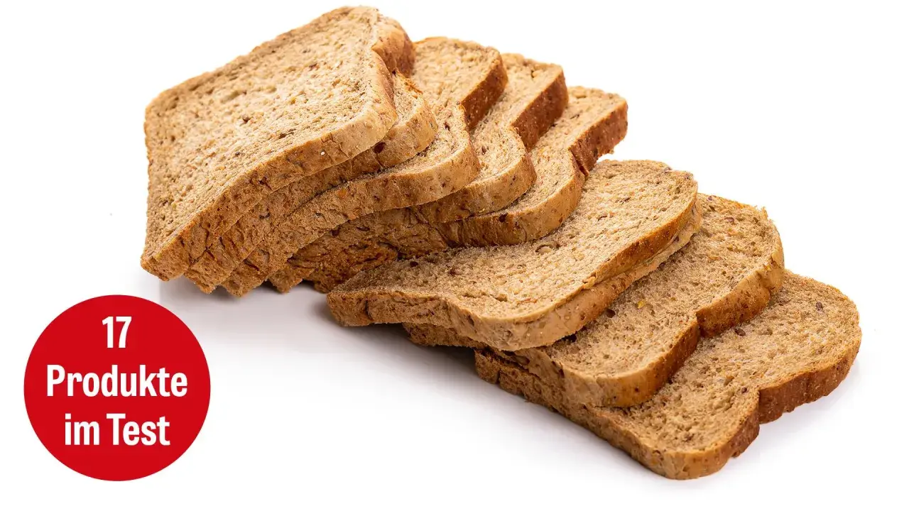 Scheiben von Vollkorntoast, die zeigen, ob Vollkorntoast gesund ist. Ein roter Kreis mit "17 Produkte im Test" ist sichtbar.