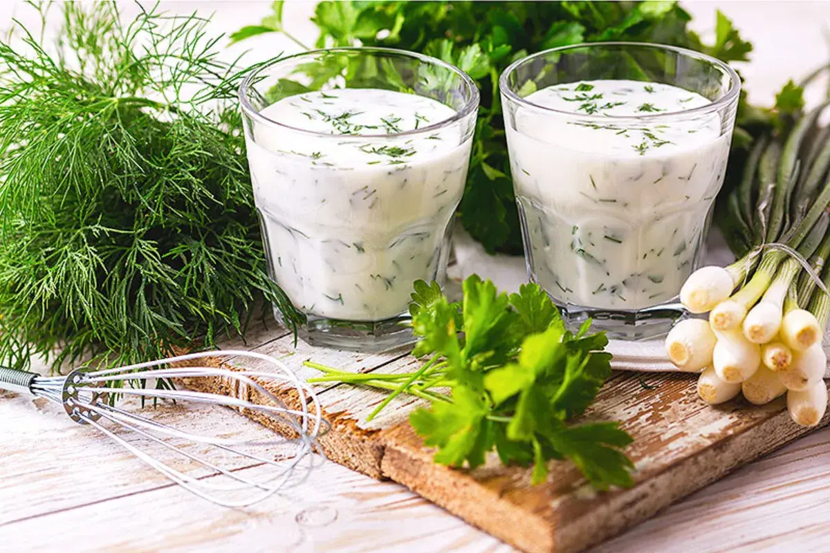 Erfrischender Ayran mit Dill und Petersilie, perfekt für ein einfaches Ayran Rezept. Dazu frische Frühlingszwiebeln.