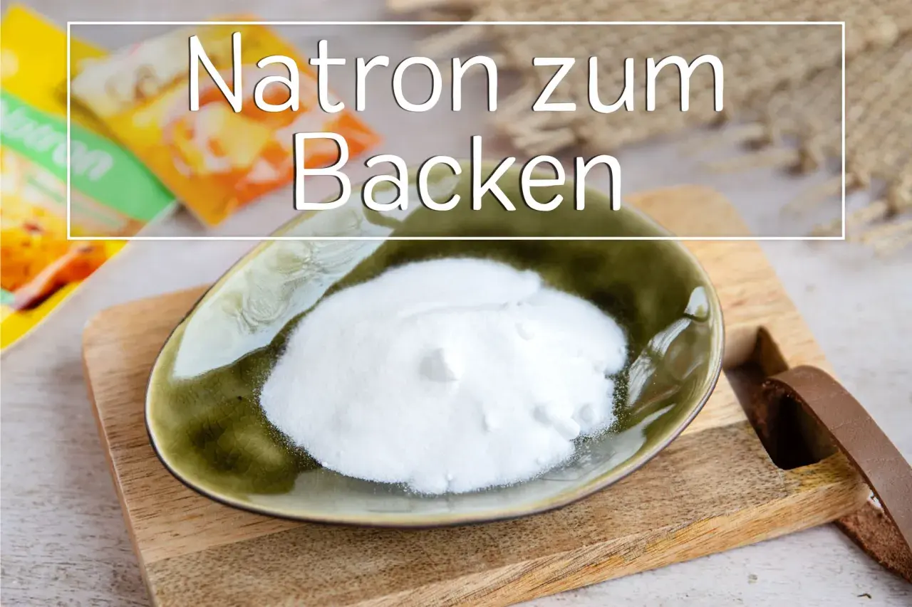 Eine Schale mit Natron als Backpulver, bereit für leckere Backkreationen.