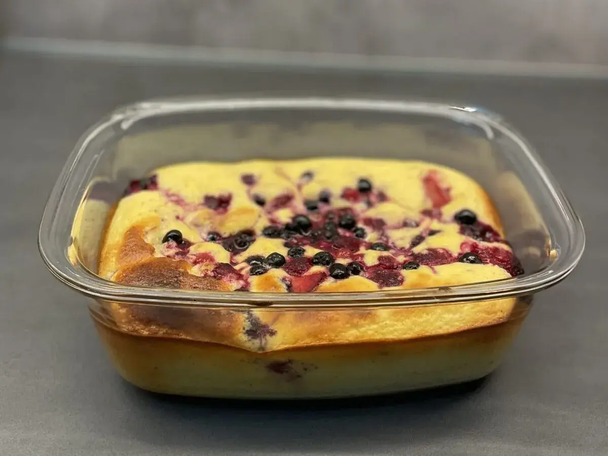 Frisch gebackener Auflauf mit Aronia und Beeren, ein köstliches Beispiel für Aronia Rezepte.