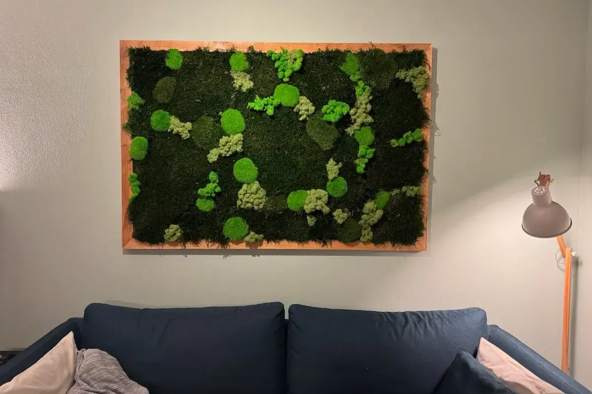 Ein **Moosbild selber machen** ist eine tolle Idee! Dieses Bild zeigt ein rechteckiges Moosbild mit verschiedenen Grüntönen und Texturen, gerahmt in Holz.