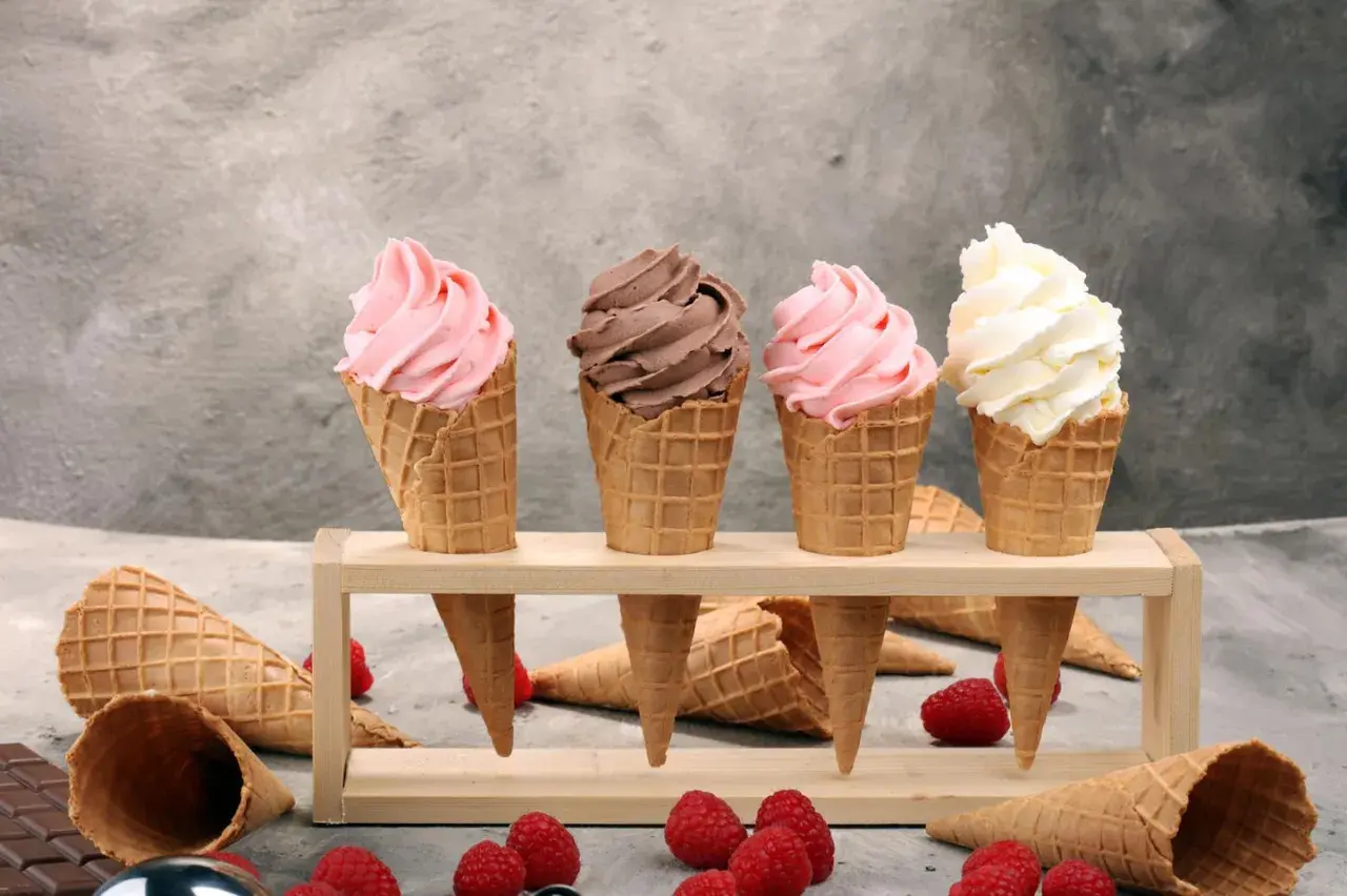 Vier leckere Softeis-Sorten in Waffeln: Erdbeer, Schoko und Vanille. Perfekt zum Softeis selber machen!