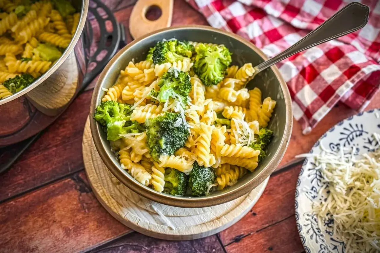 Herzhafte Fusilli mit cremigem Brokkoli und Parmesan. Eine köstliche Brokkoli Bolognese für jeden Tag.