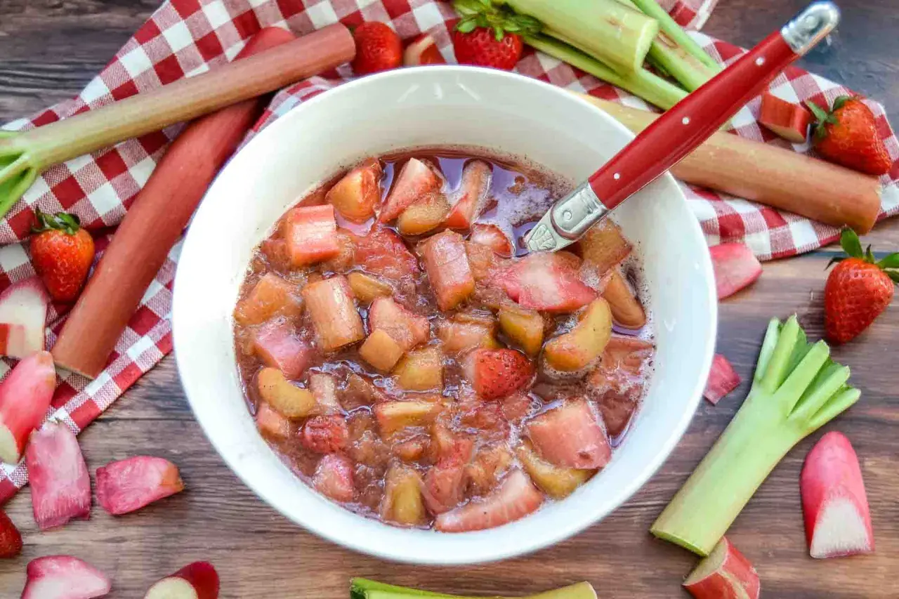 Frisches Rhabarberkompott mit Erdbeeren, das zeigt, wie lange man Rhabarberkompott kochen muss, bis es die perfekte Konsistenz hat.