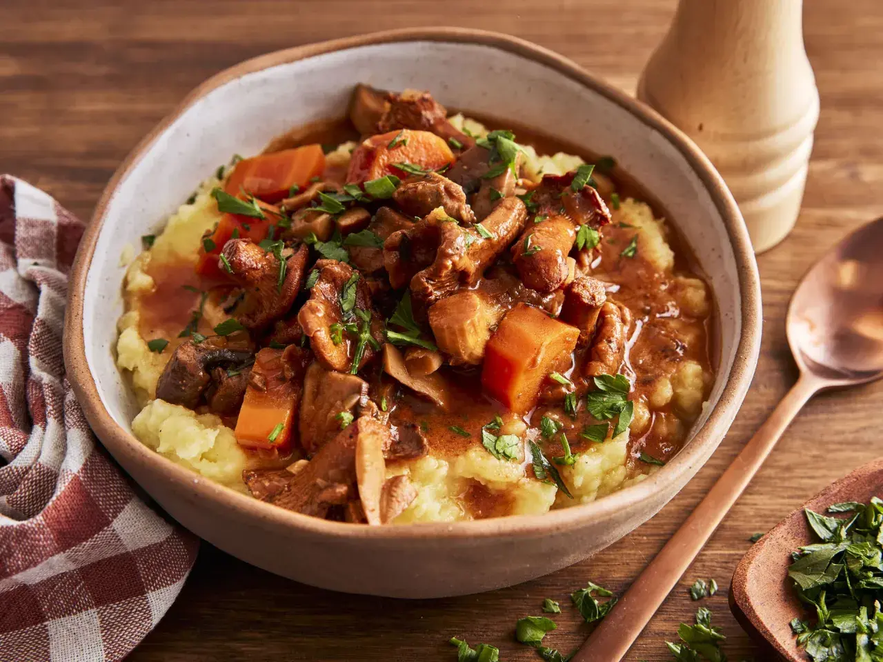 Herzhaftes pilzgulasch vegetarisch auf cremigem Kartoffelpüree, garniert mit frischer Petersilie. Ein Genuss für alle Sinne.