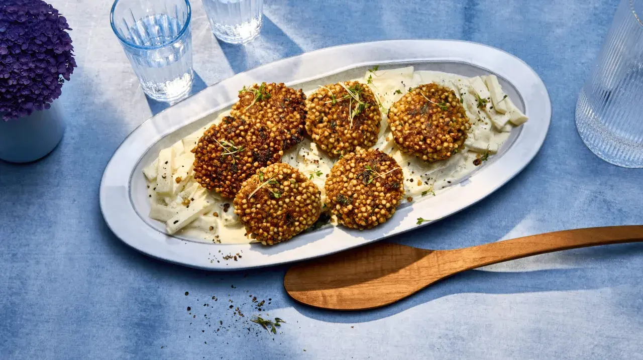 Knusprige buchweizen frikadellen auf cremigem Püree, garniert mit frischen Kräutern. Ein köstliches Gericht, das Lust auf mehr macht.