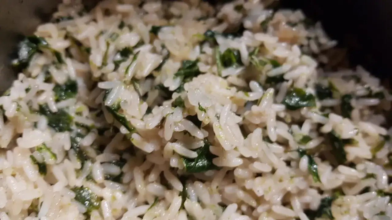 Reis mit gr&uuml;nen Kr&auml;utern, perfekt f&uuml;r Giersch Rezepte. Ein einfaches und gesundes Gericht.