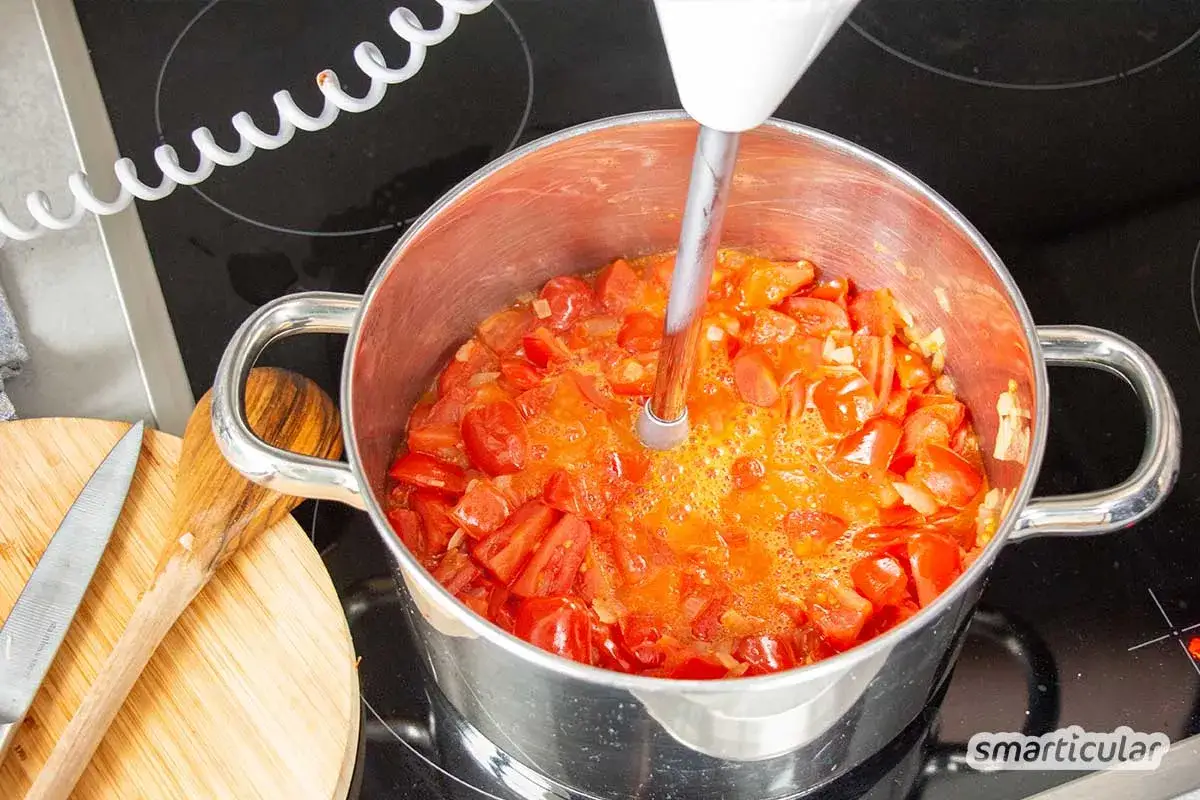 Mit einem Stabmixer wird frische Tomatensuppe zubereitet. Das Tomatensuppe Rezept mit frischen Tomaten wird püriert.