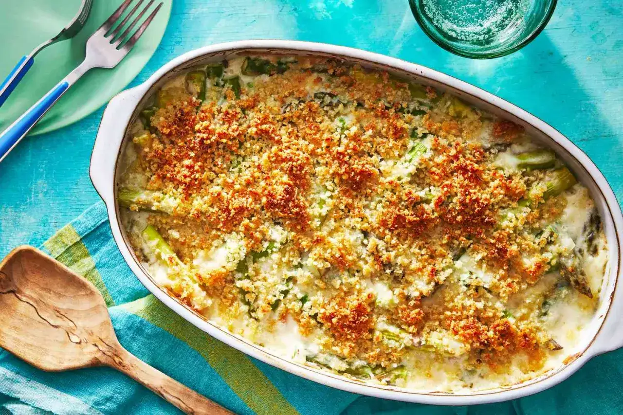 Ein k&ouml;stlicher, cremiger spargelauflauf vegetarisch mit knuspriger Kruste, bereit zum Servieren.