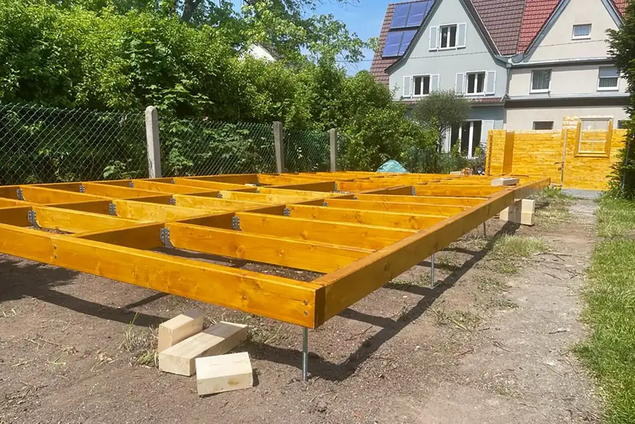 Holzbalken-Fundament f&uuml;r ein Gartenhaus selber bauen. Die Holzkonstruktion ist bereits aufgeschraubt und wartet auf die n&auml;chsten Schritte.
