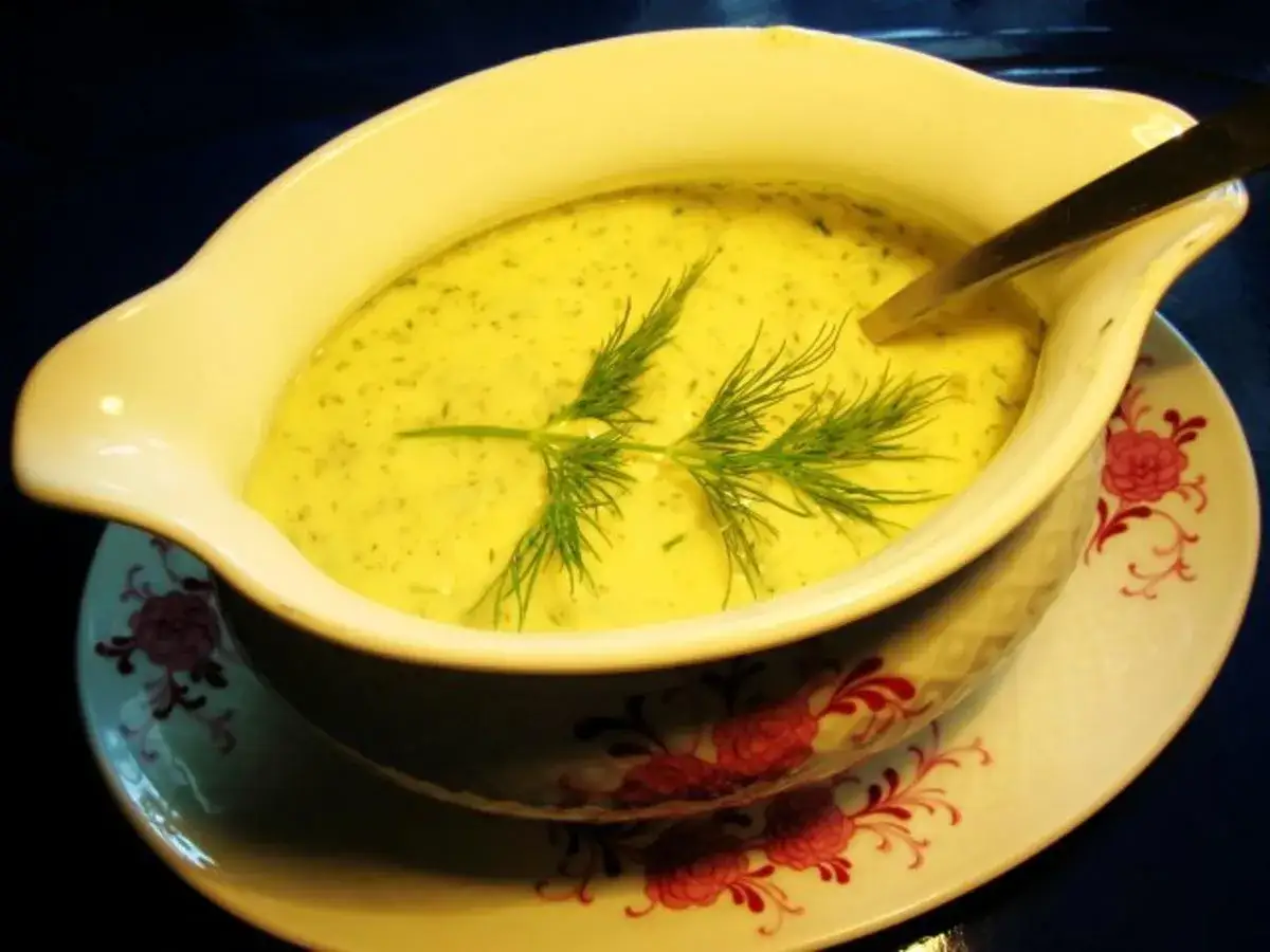 Cremige Sauce mit Dill, die die Frische und den Geschmack unterstreicht. Die Dill-Wirkung ist hier deutlich sichtbar.