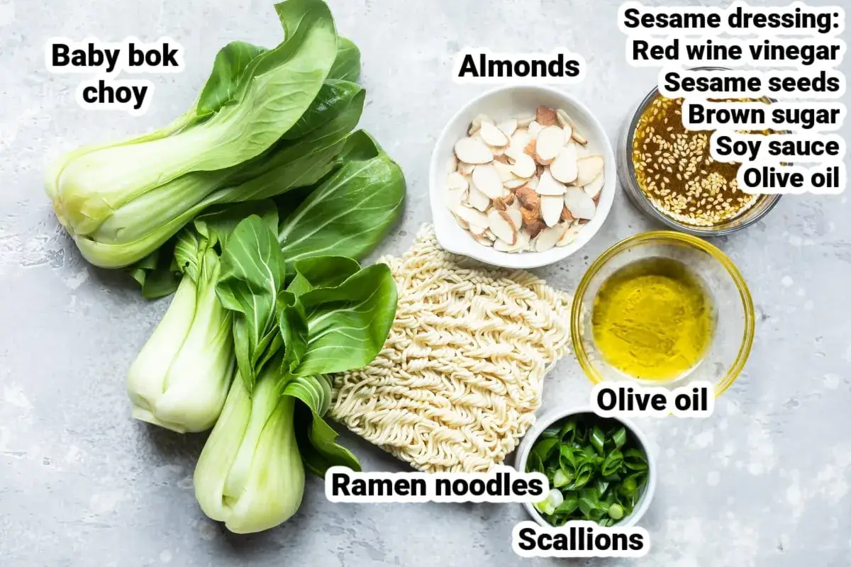 Frische Baby Bok Choy, Ramen-Nudeln, Mandeln, Fr&uuml;hlingszwiebeln und eine Sesam-Dressing-Mischung f&uuml;r einen knackigen Salat. Pak Choi roh essen ist eine gesunde Option.