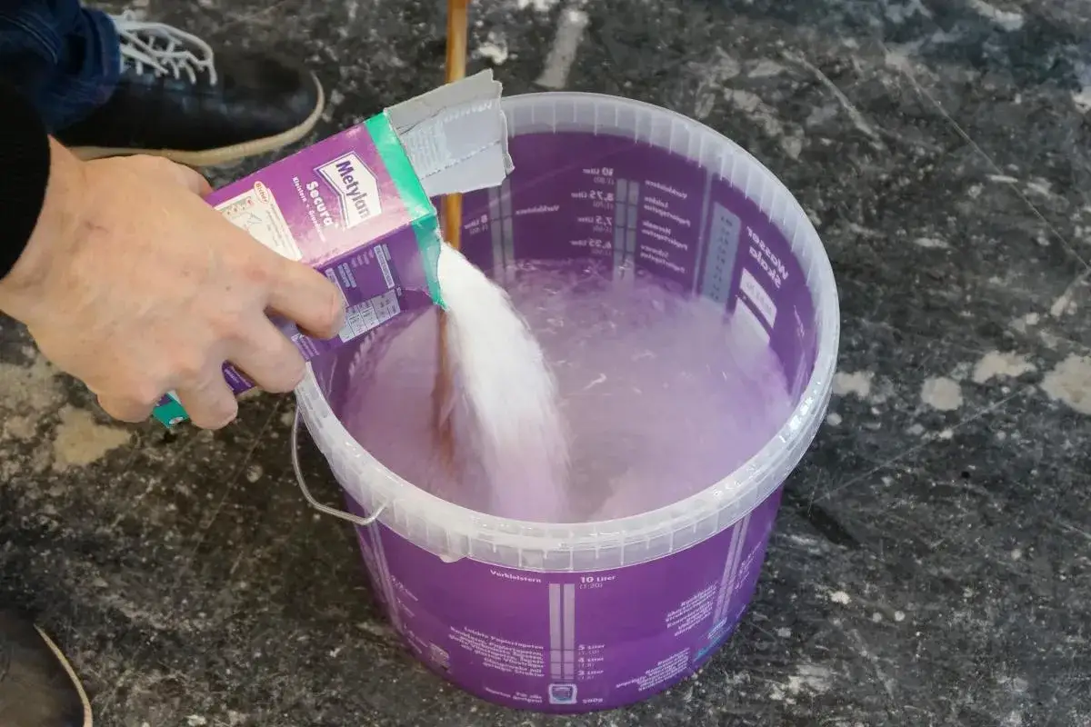 Pulver wird in Wasser gegossen, um die gew&uuml;nschte kleister konsistenz zu erreichen.
