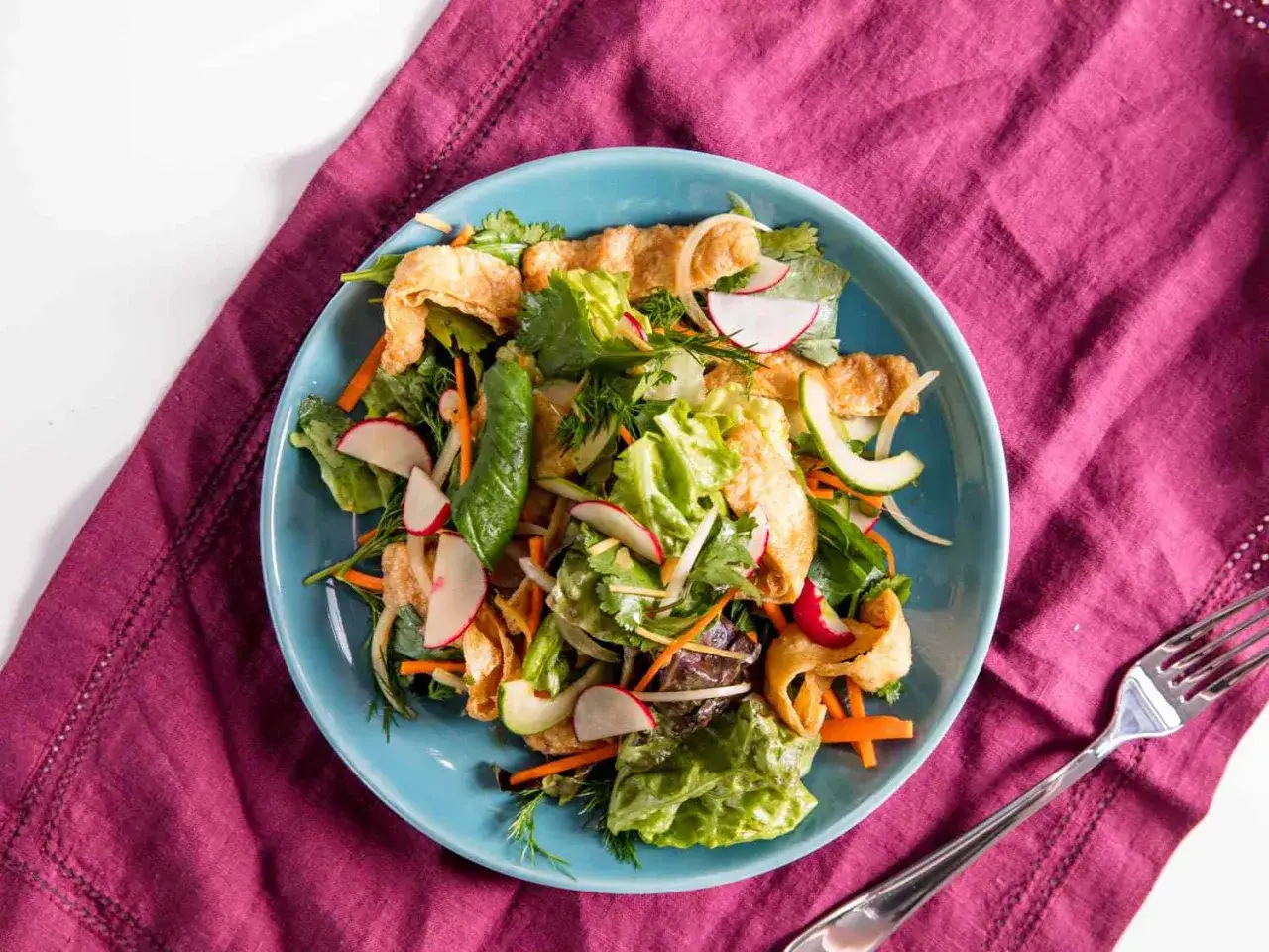 Bunter Salat mit knackigem Gem&uuml;se und knusprigen Tofustreifen. Man kann Tofu roh essen, aber hier ist er gebraten.