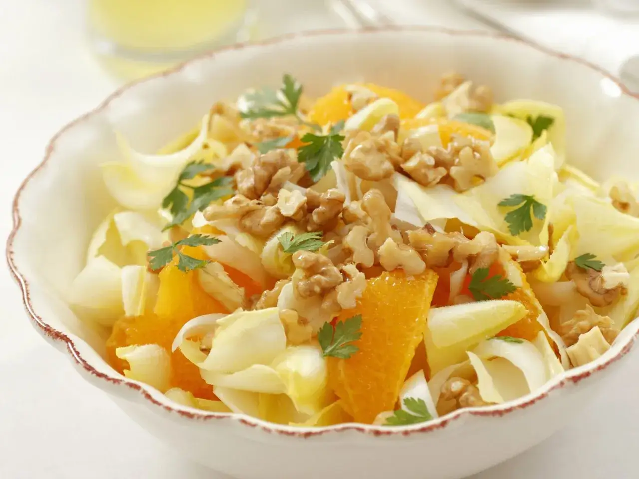 Chicoréesalat mit Orangenstücken und Walnüssen. Eine Portion ist gesund, wieviel Chicorée am Tag, ist eine Frage der persönlichen Vorliebe.